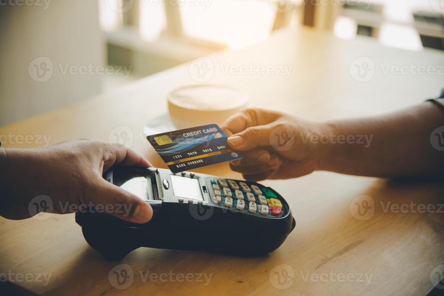 cerca arriba de mano utilizando crédito tarjeta a pagar por enviando el crédito tarjeta a el personal a el crédito tarjeta golpe fuerte máquina. en línea pago foto