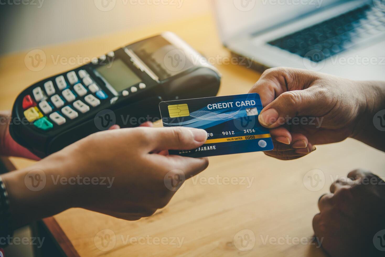 cerca arriba de mano utilizando crédito tarjeta a pagar por enviando el crédito tarjeta a el personal a el crédito tarjeta golpe fuerte máquina. en línea pago foto