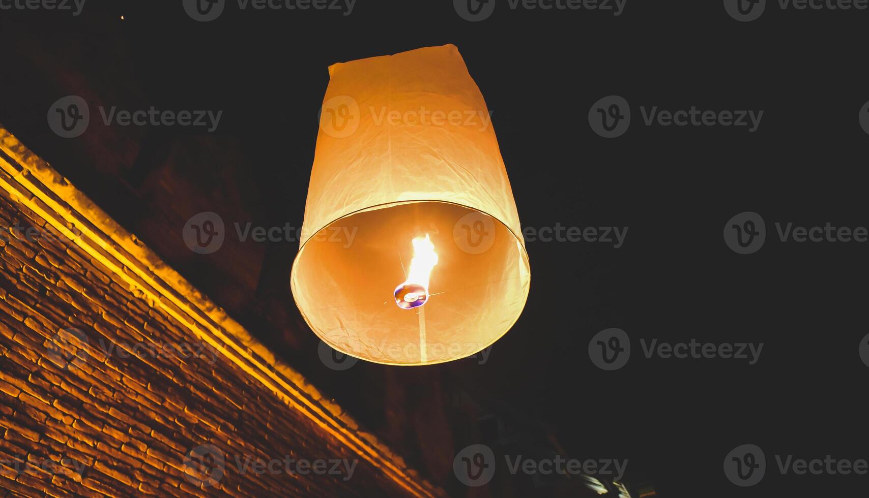 yi peng linterna creciente a el cielo a el loy kratong festival foto