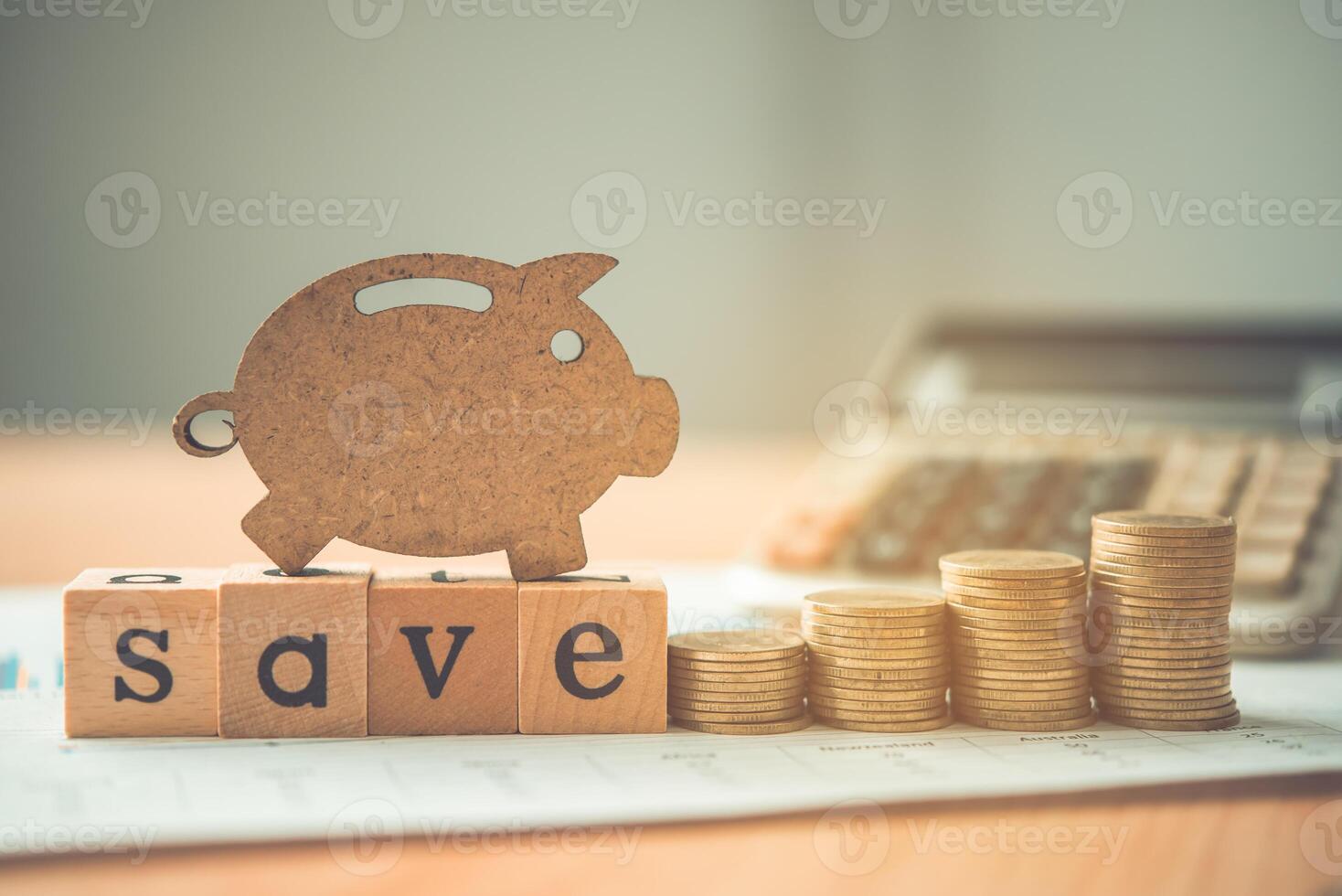 el monedas son apilado y de madera bloques son cerdo en el de madera piso. - ahorros ideas para creciente volumen. foto