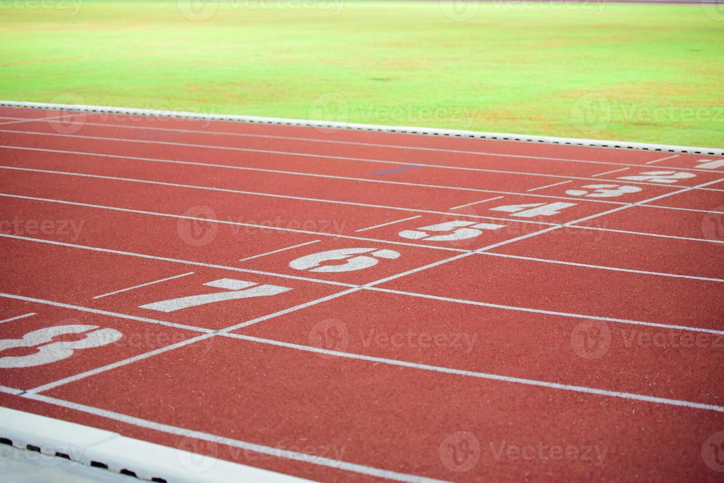 atleta corriendo pista con número en el comienzo . perspectiva foto