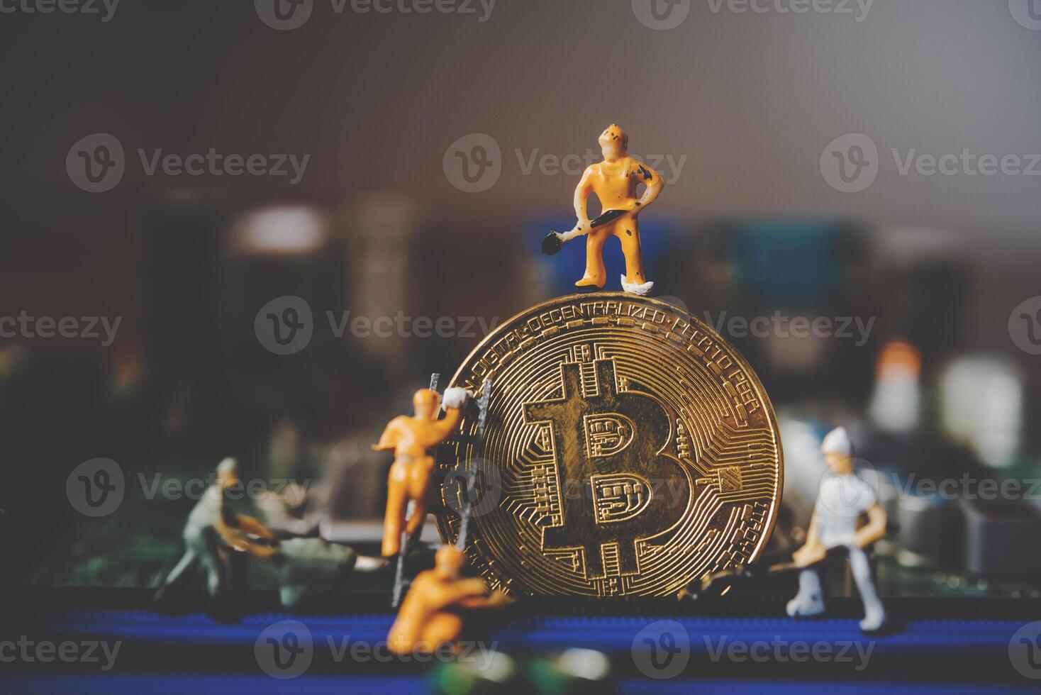 miniatura personas o pequeño figura trabajador en oro bitcoin poco moneda criptomoneda bancario dinero digital poco moneda btc moneda tecnología negocio Internet concepto. foto