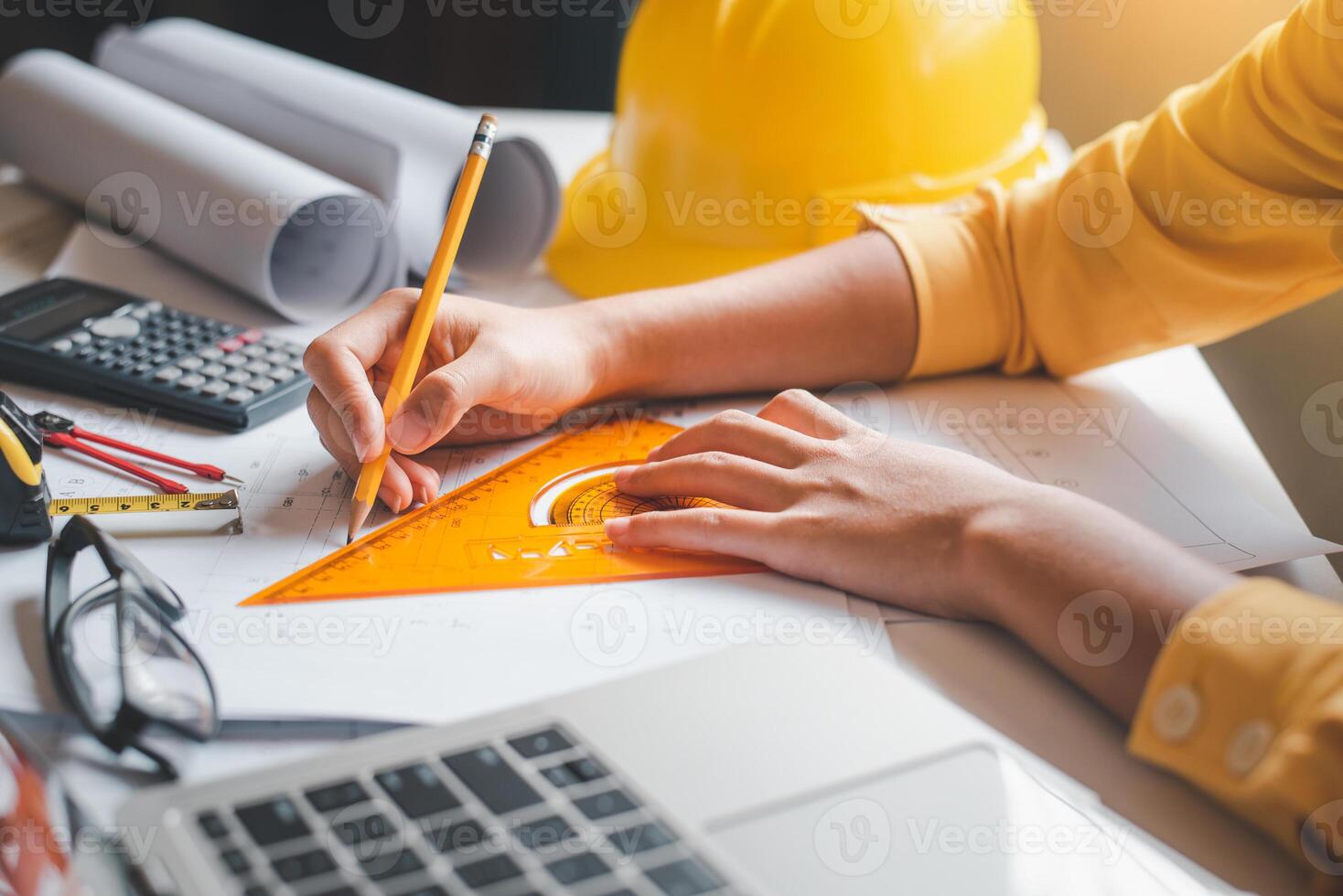 ingeniero trabajando en oficina con planos, inspección en lugar de trabajo para arquitectónico plan, construcción proyecto ,negocio construcción foto