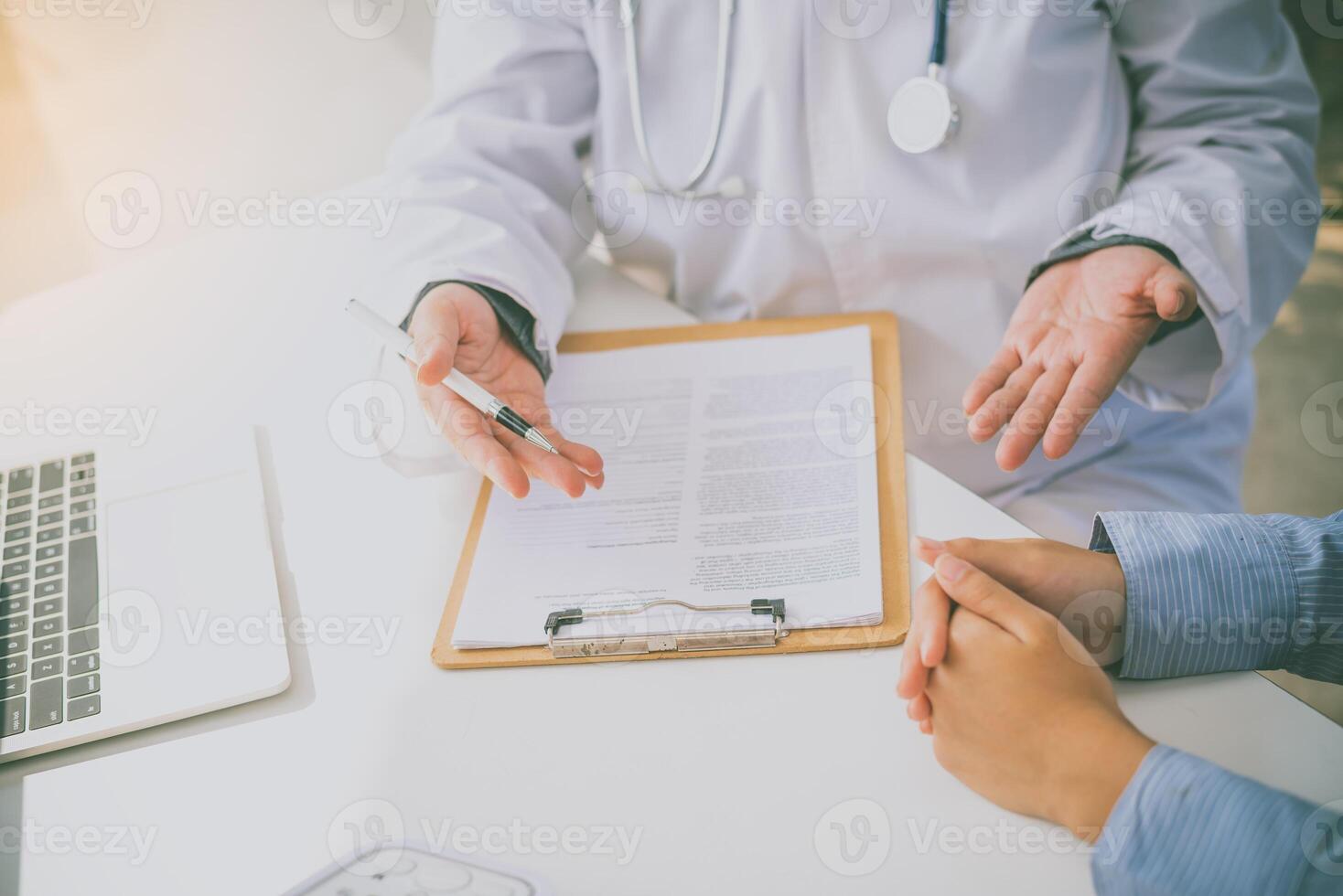 The doctor is discussing with the patient after a physical examination of the results and treatment photo