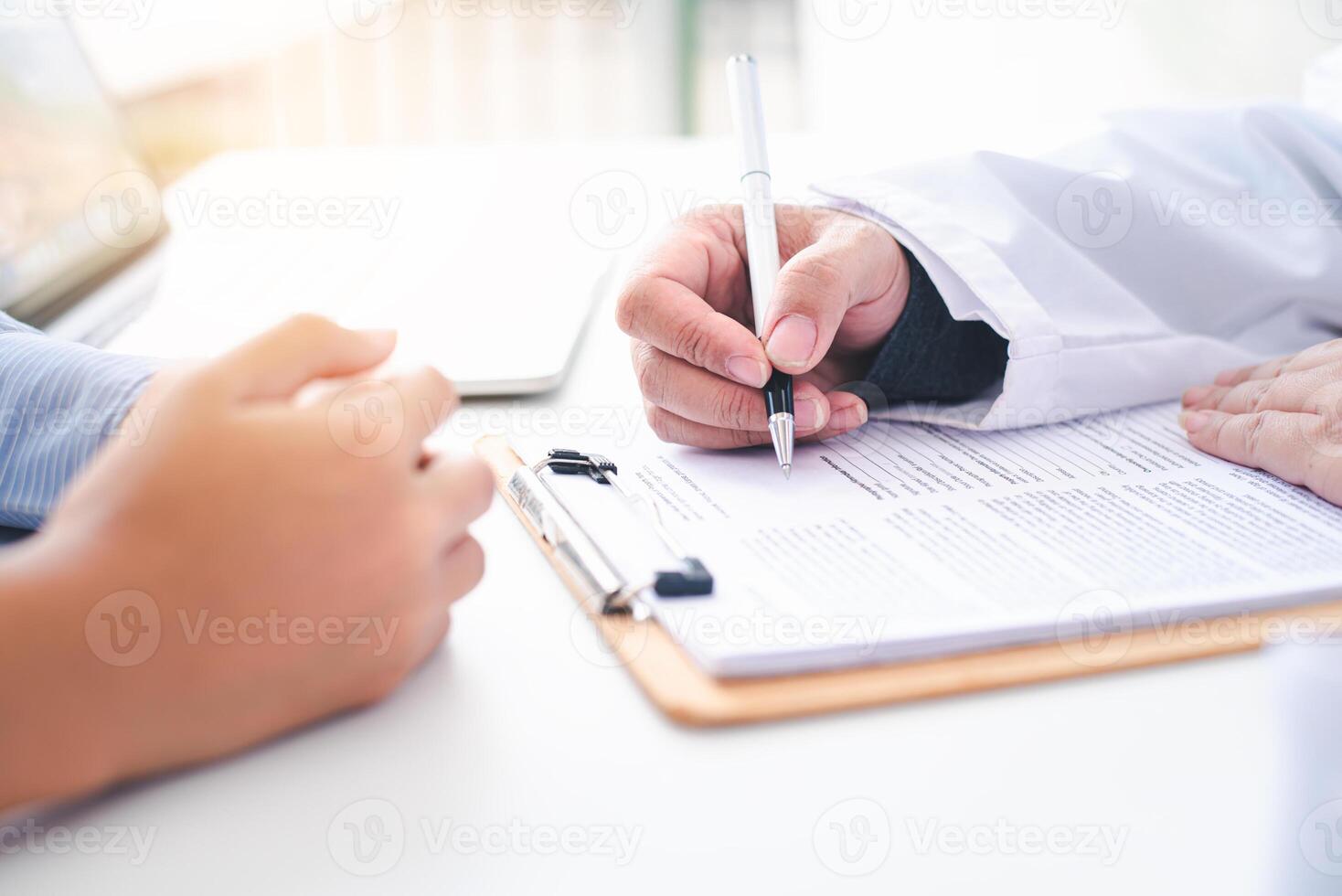 The doctor is discussing with the patient after a physical examination of the results and treatment photo