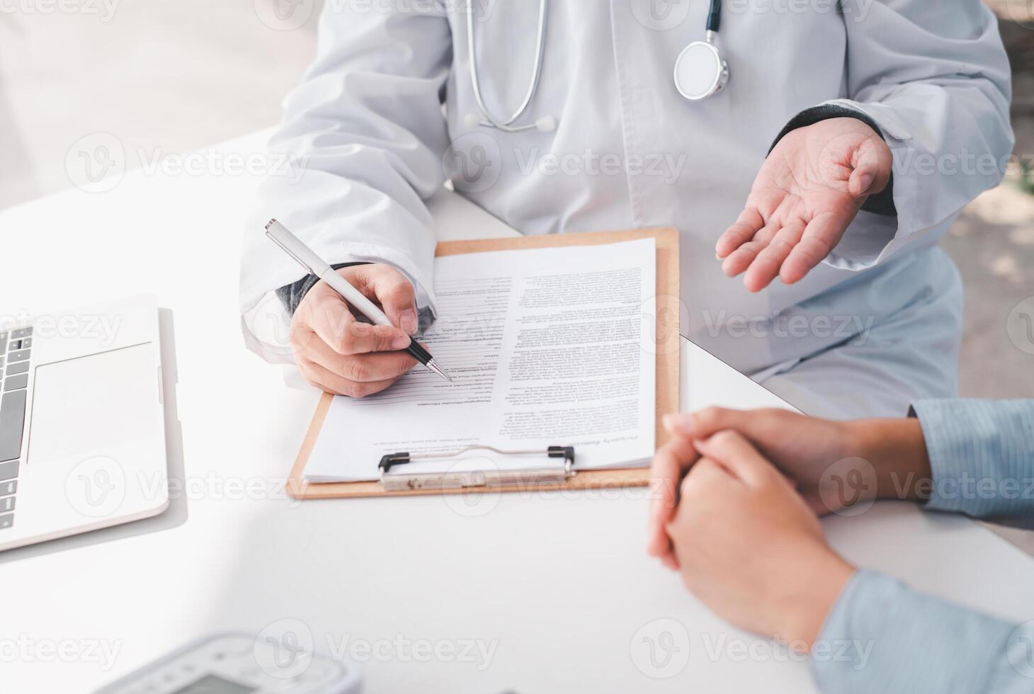 The doctor is discussing with the patient after a physical examination of the results and treatment photo