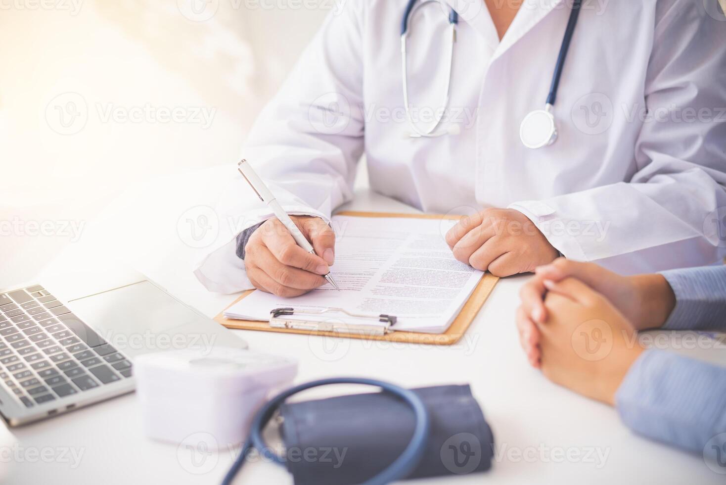 The doctor is discussing with the patient after a physical examination of the results and treatment photo