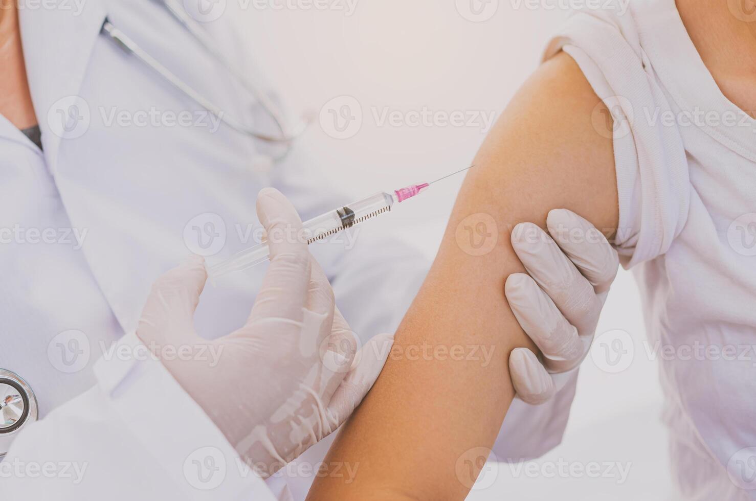 The doctor is currently treating patients by injecting arms. Vaccination or medication to prevent and treat viruses. photo