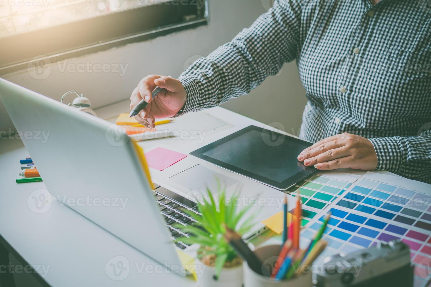 el gráfico diseñador creativo equipo es actualmente trabajando en el diseño y color selección en el guía color para publicidad diseño. foto