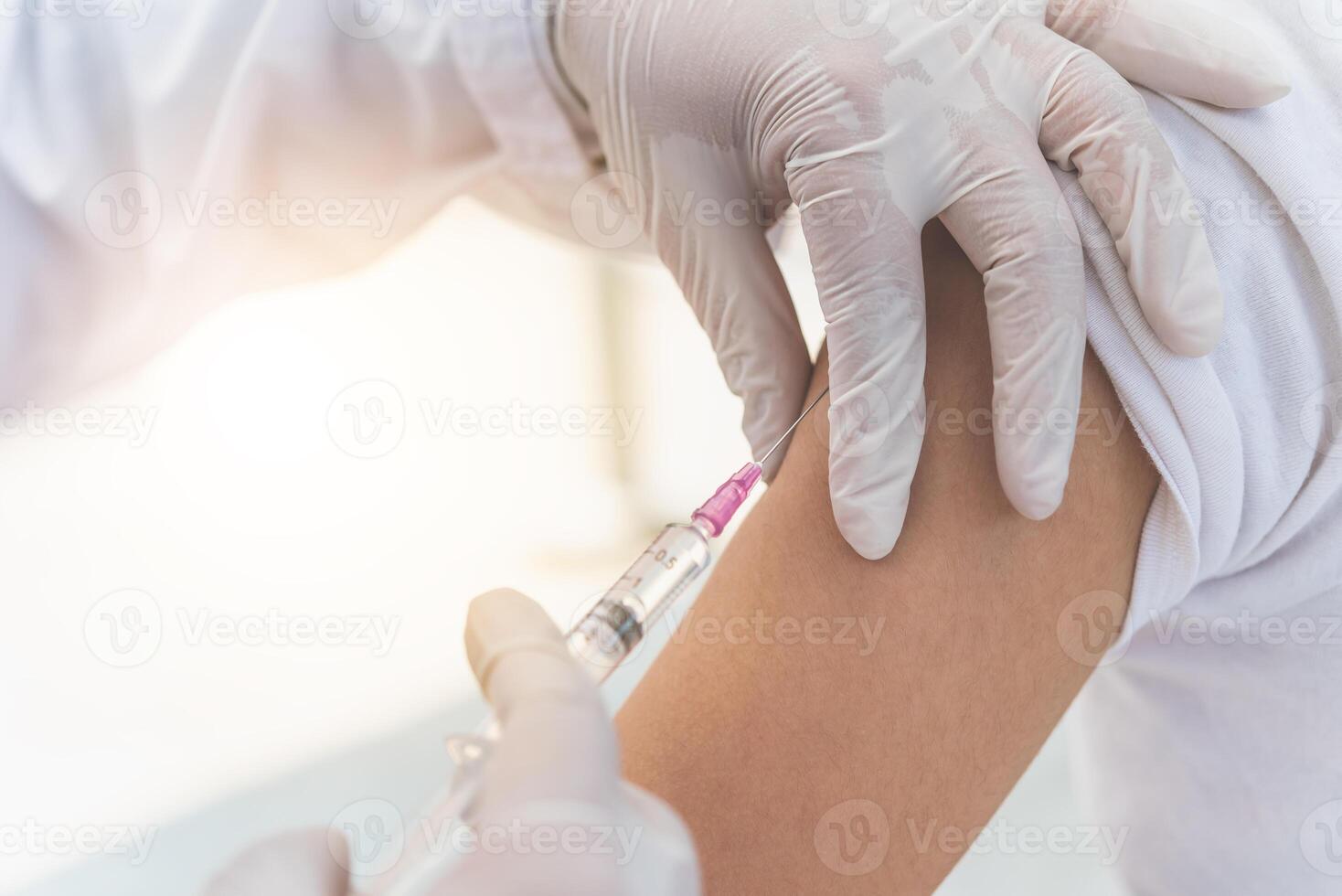 The doctor is currently treating patients by injecting arms. Vaccination or medication to prevent and treat viruses. photo