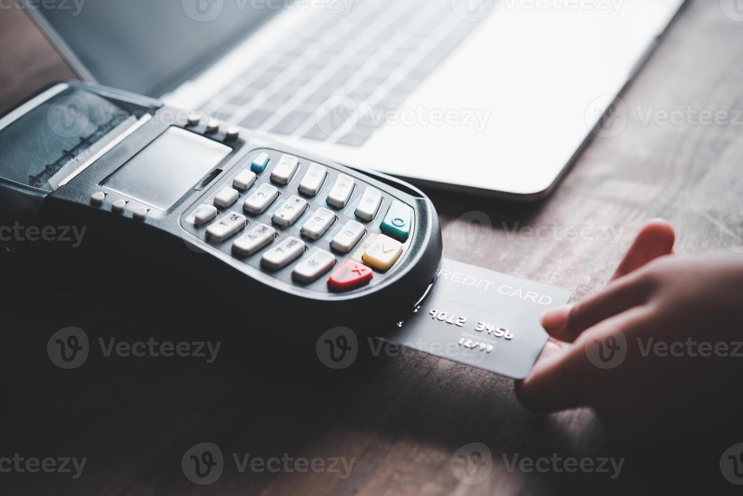 pago por crédito tarjeta, comprando y de venta productos utilizando un crédito tarjeta golpe fuerte máquina para conveniencia y velocidad, incluso en línea compras foto