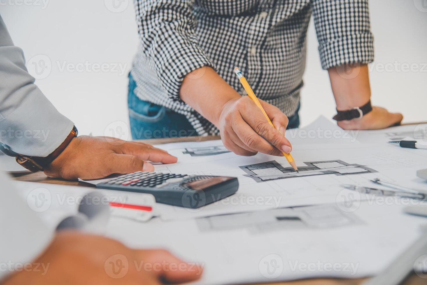 ingeniero trabajando en oficina con planos, inspección en lugar de trabajo para arquitectónico plan, construcción proyecto ,negocio construcción foto