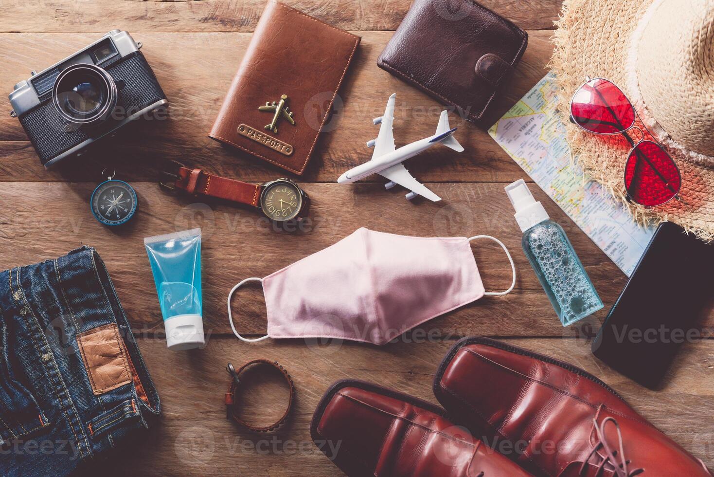 proteger covid-19 mientras de viaje. viaje accesorios disfraces pasaportes, equipaje, el costo de viaje mapas preparado para el viaje .concepto nuevo normal estilo de vida foto