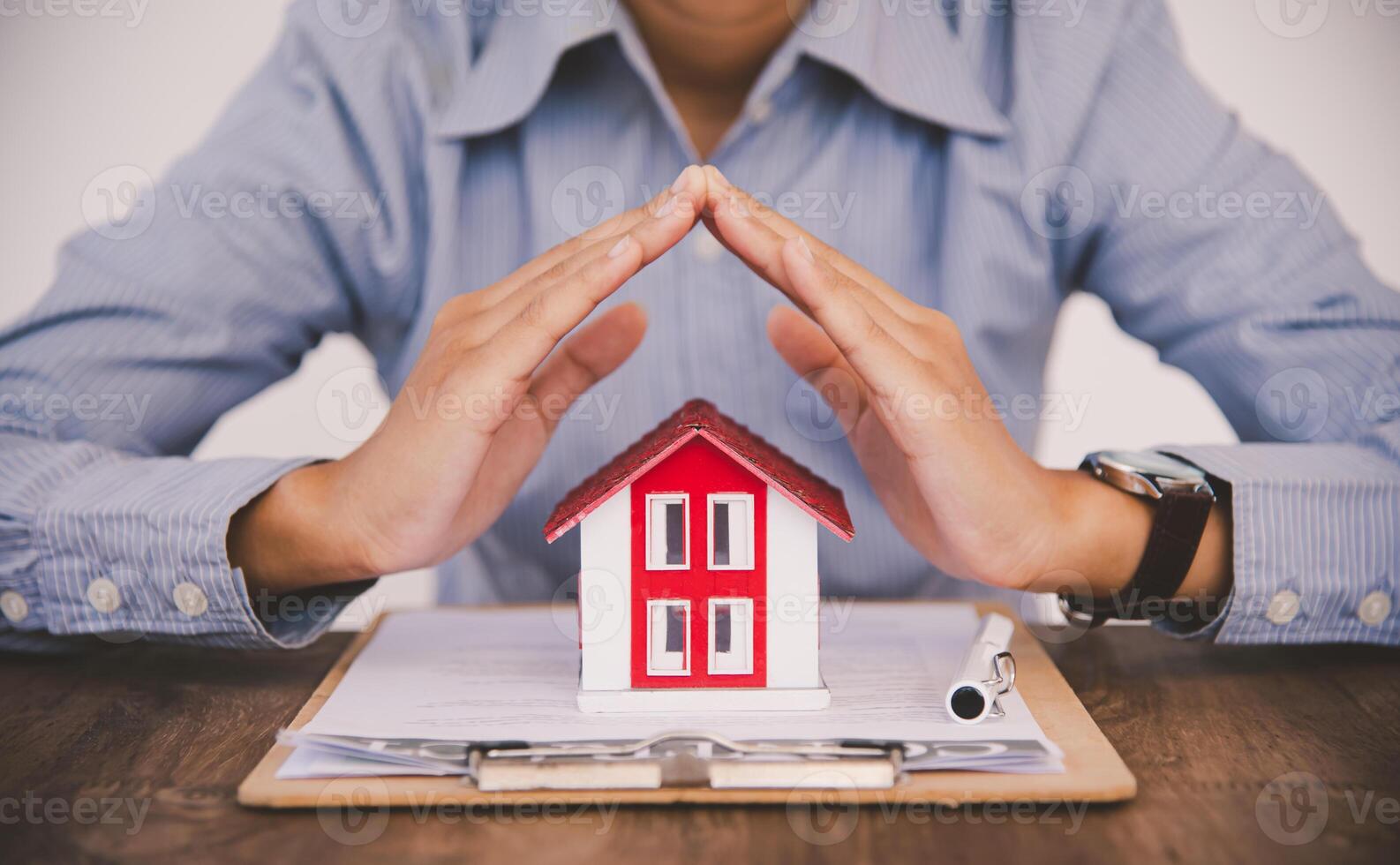 mano proteger el icono casa - el concepto de seguro. foto