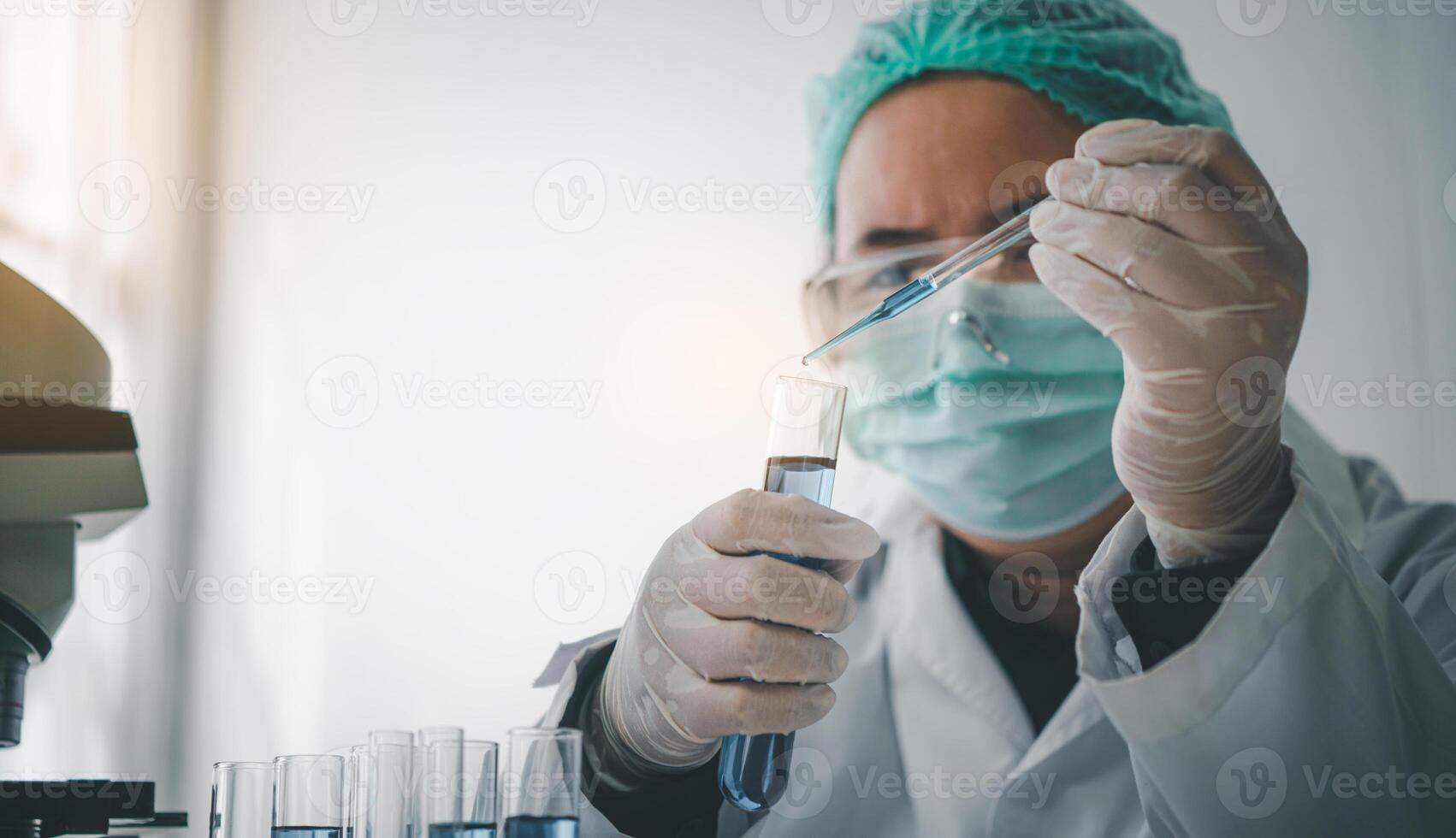 científicos son investigando vacunas en contra virus en el laboratorio de medicina Ciencias educación en el laboratorio.. foto