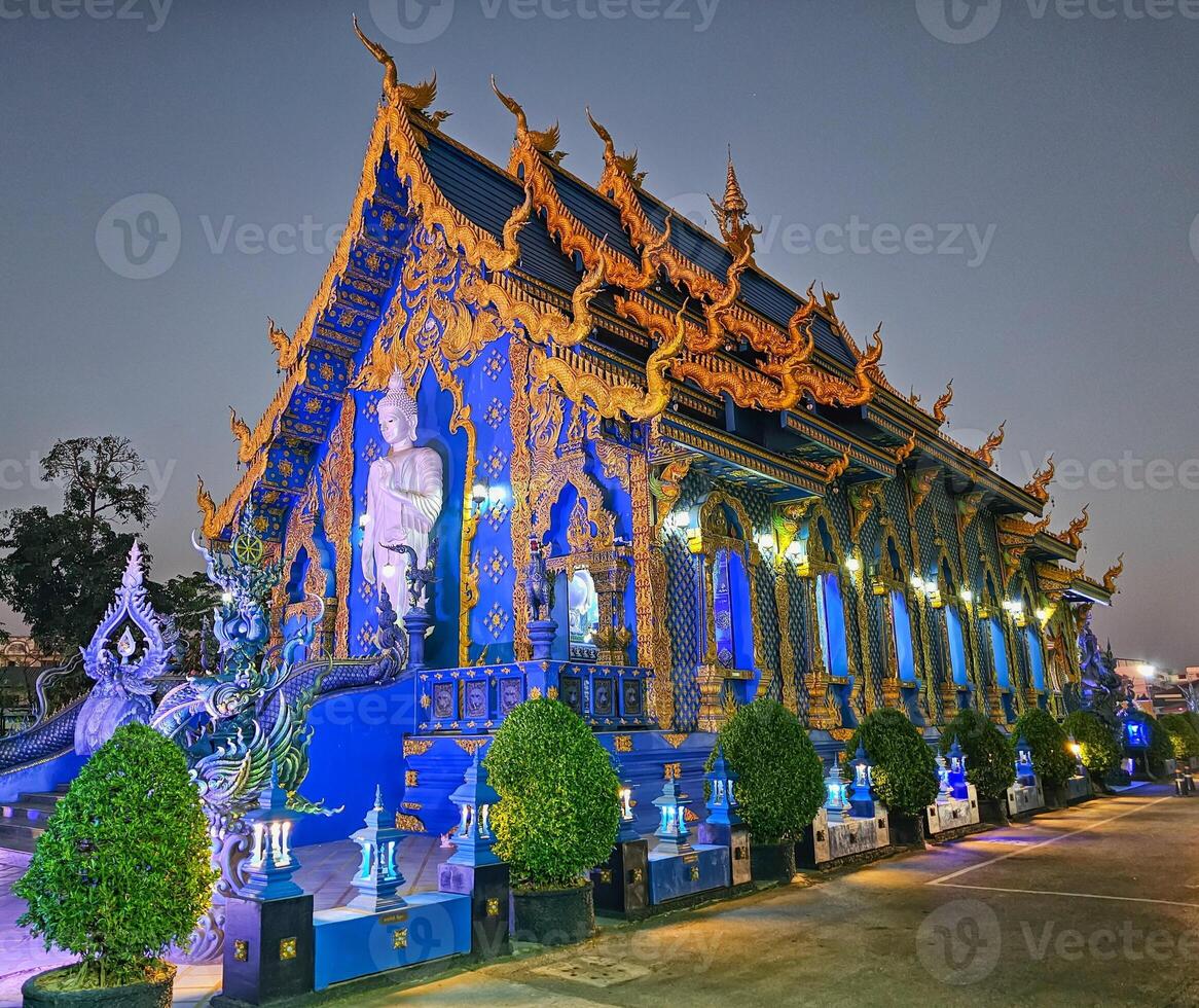 viharn a wat rong suea diez azul templo, chiang rai, Tailandia foto