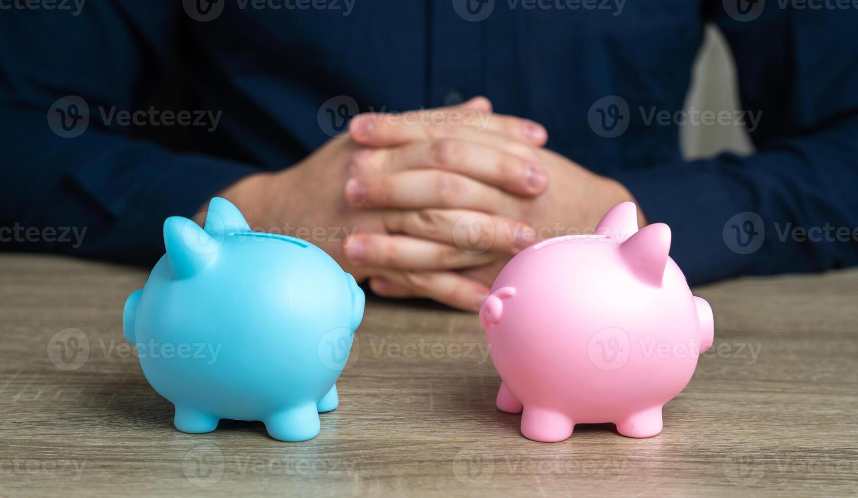 Achieve financial harmony in the family. Common or separate budget of partners. Hints and tips. Expert opinion. Banking for the family budgeting. Divide funds. photo