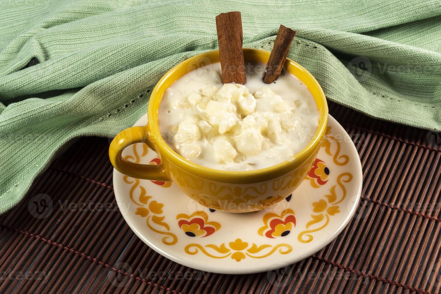 taza de canjica, típico comida consumado en el brasileño festa juninas foto