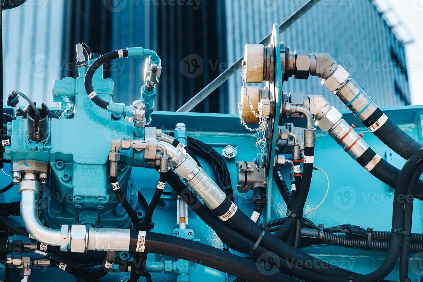 There are many hydraulic hoses and a hydraulic crane lifting control system.Crane engine control system photo