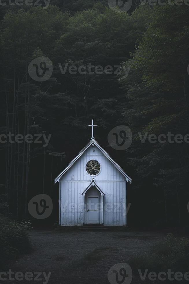 ai generado pequeño blanco Iglesia con un gris techo, situado a el borde de un denso, oscuro bosque ai generado foto