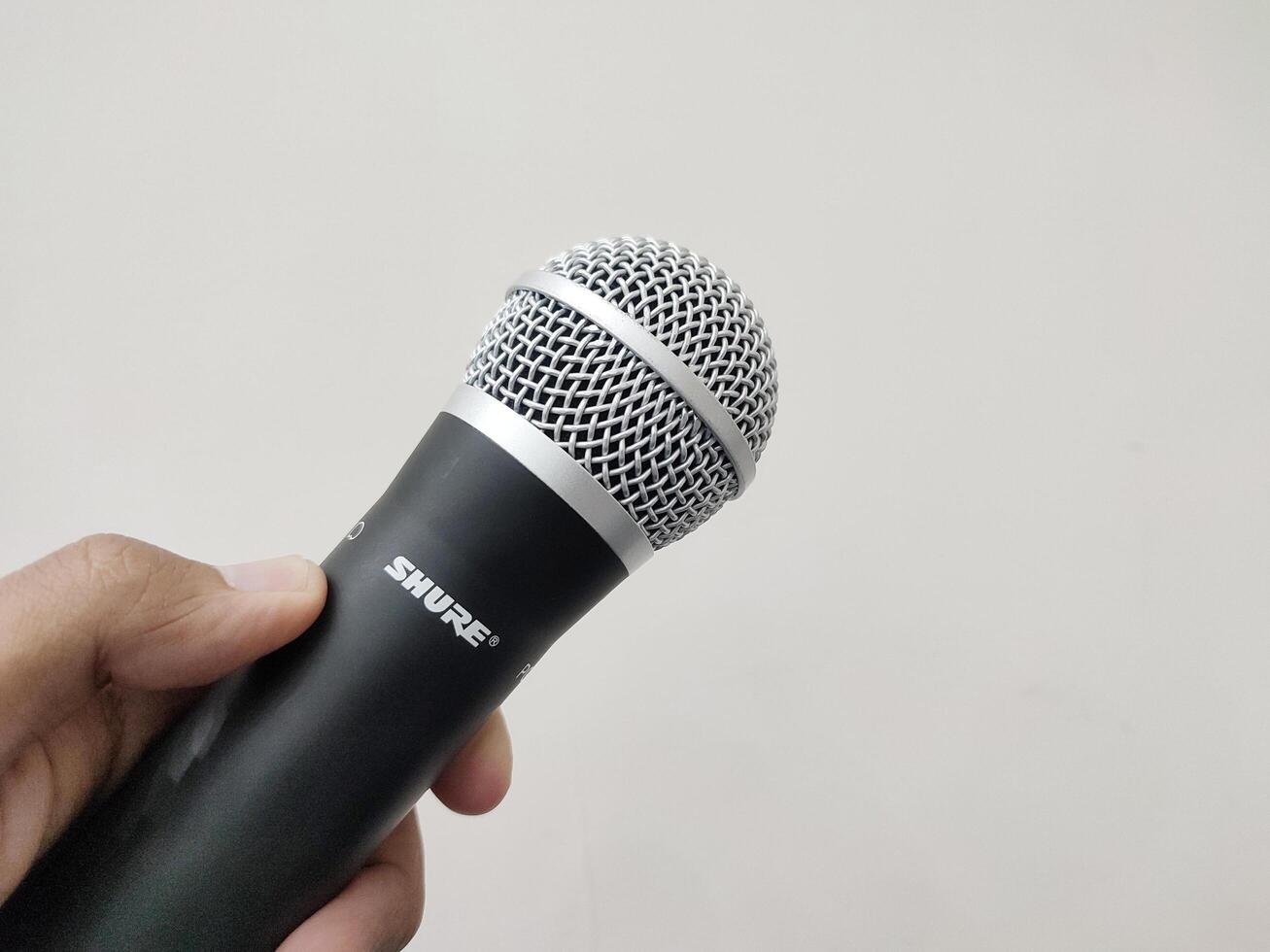 shure inalámbrico micrófono aislado en un blanco fondo, Surakarta, Indonesia - diciembre 9, 2023 foto