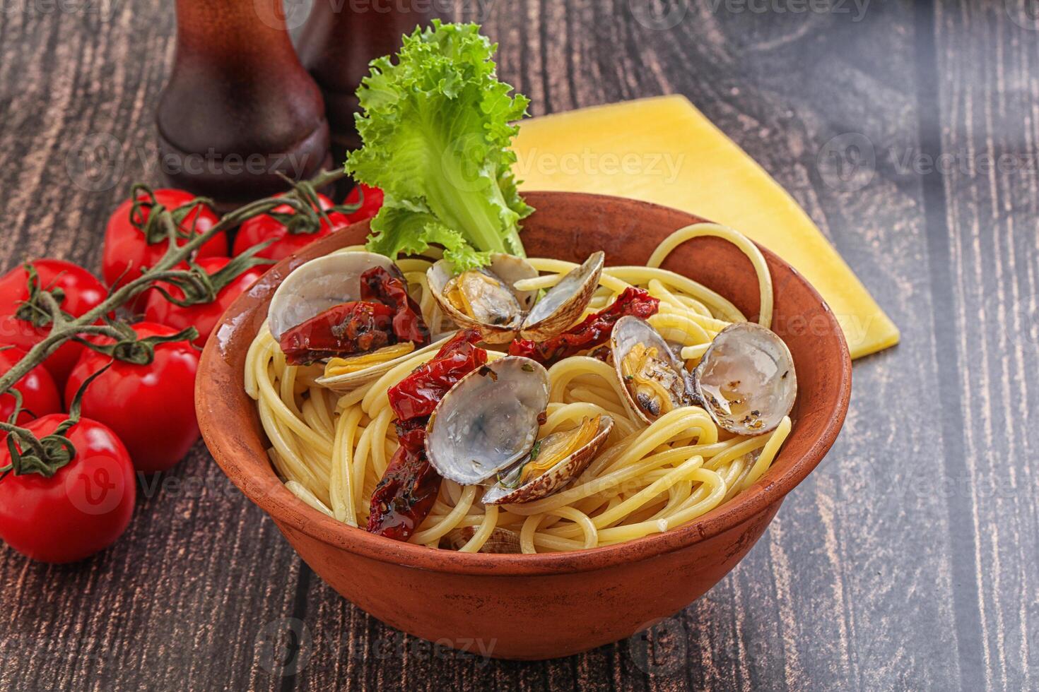 Pasta with vongole and tomato photo