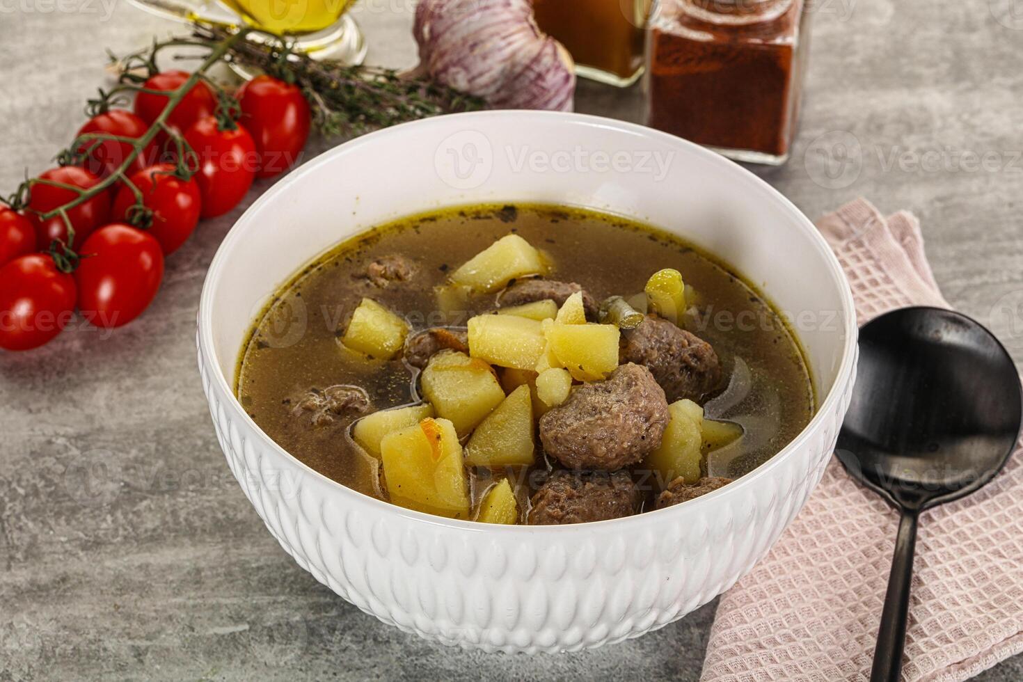 sopa con albóndiga y patata foto