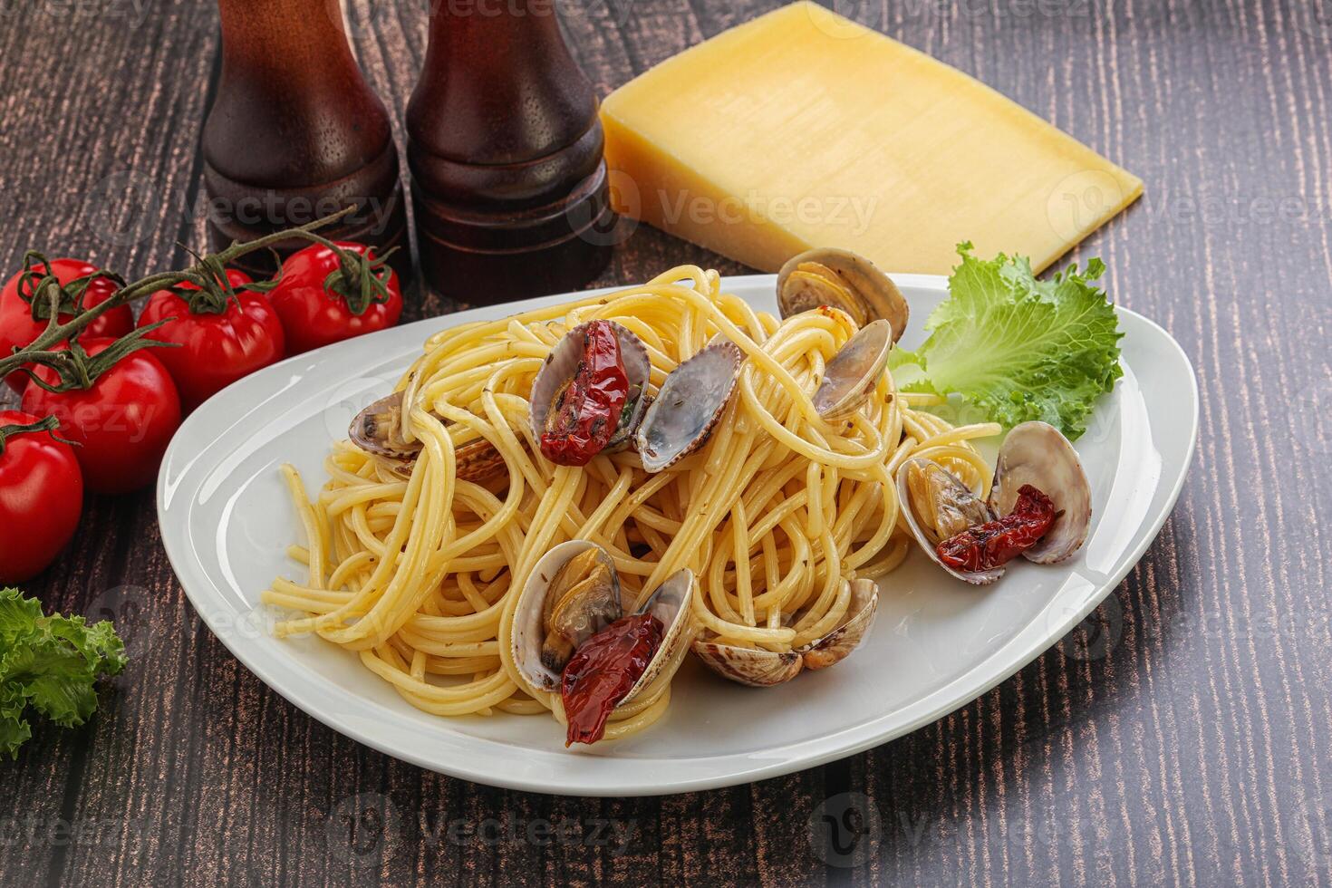 Pasta with vongole and tomato photo