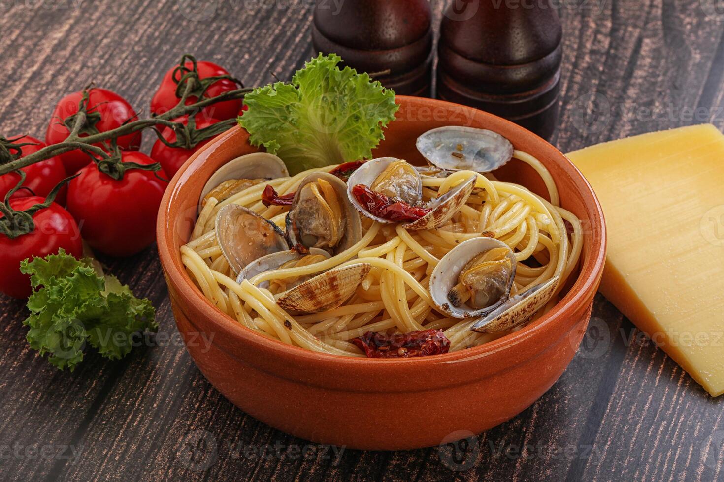 Pasta with vongole and tomato photo