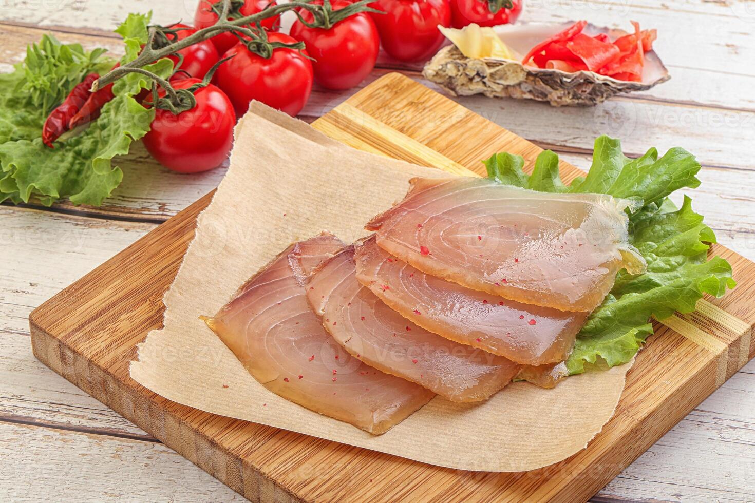 carpaccio de pescado marlín salado en rodajas foto