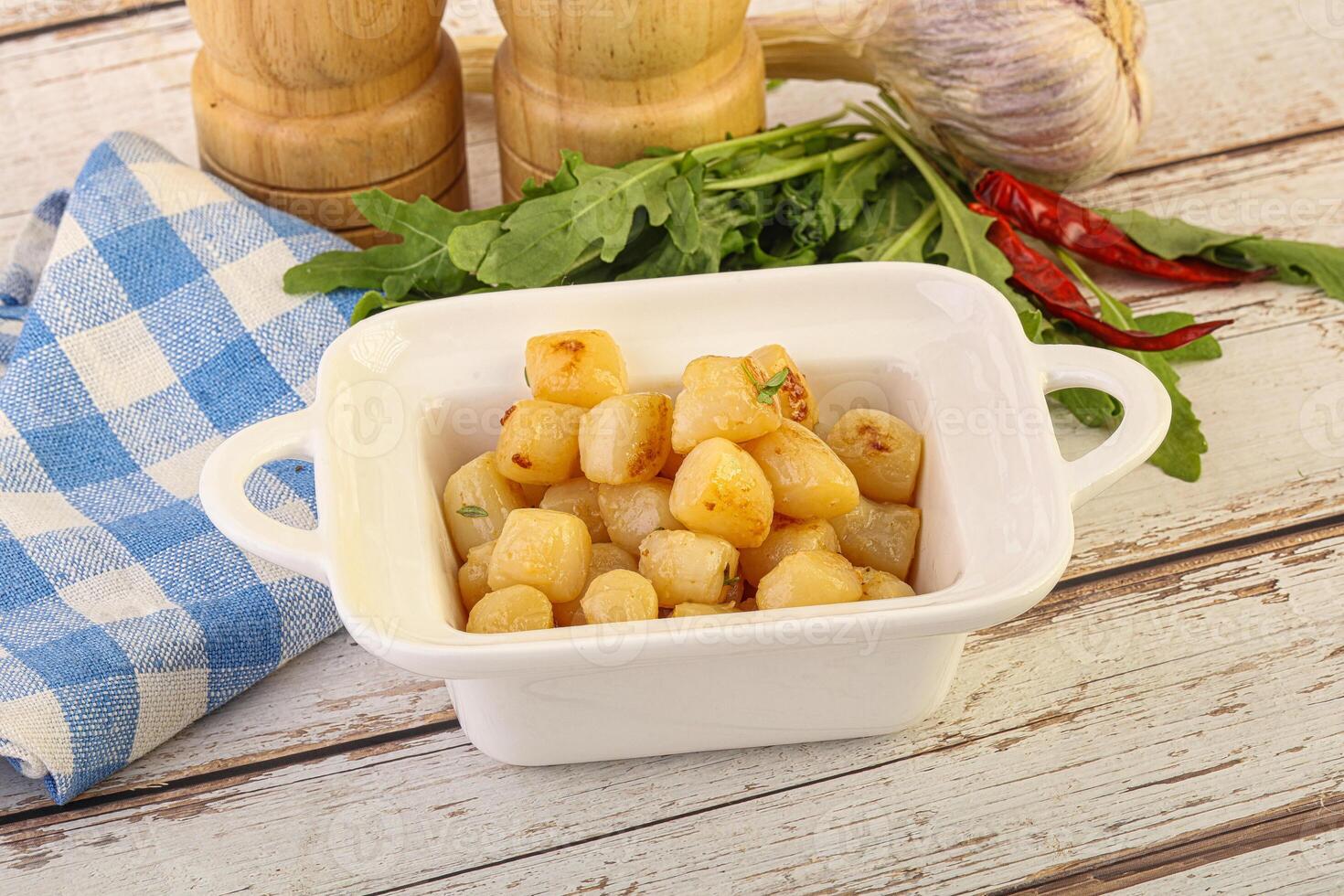 Roasted delicous scallop in the bowl photo