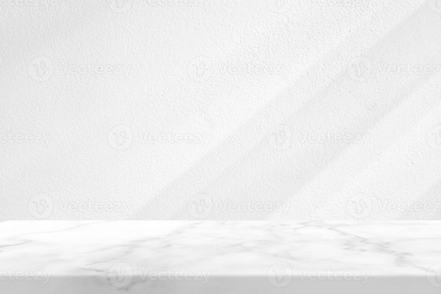 mármol mesa con blanco estuco pared textura antecedentes con ligero haz y sombra desde persiana vaso ventana, adecuado para producto presentación fondo, mostrar, y burlarse de arriba. foto