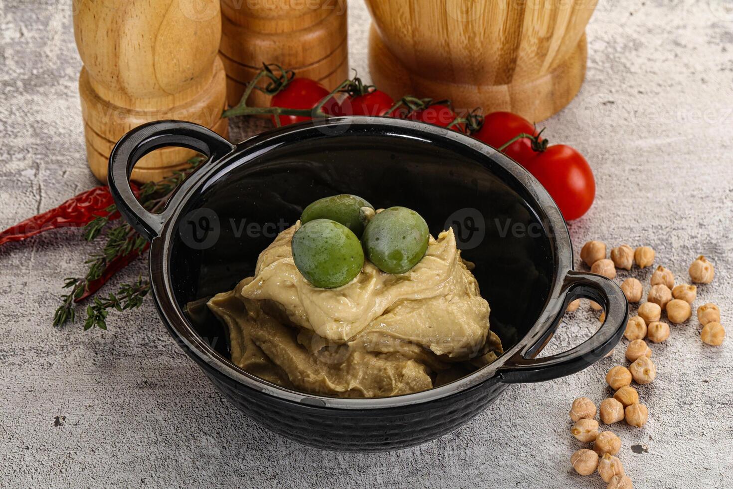 sabroso hummus con verde aceitunas foto