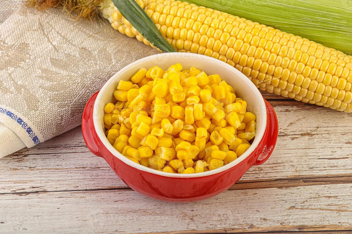 Enlatado amarillo maíz en el cuenco foto