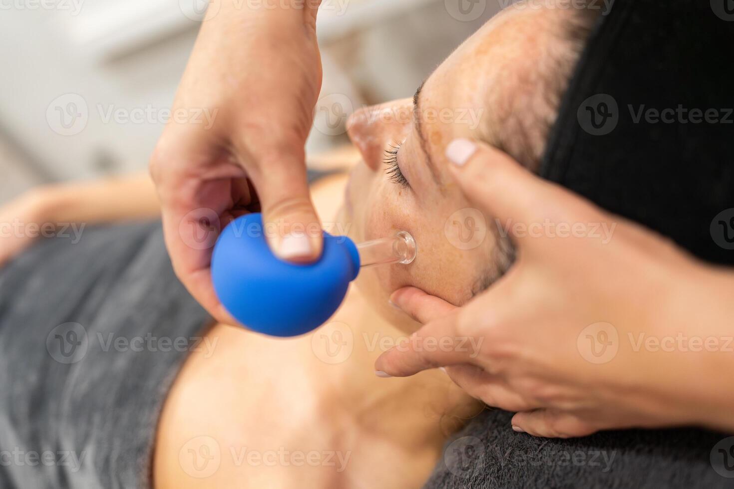 cliente recepción facial utilización de tazas en belleza salón foto