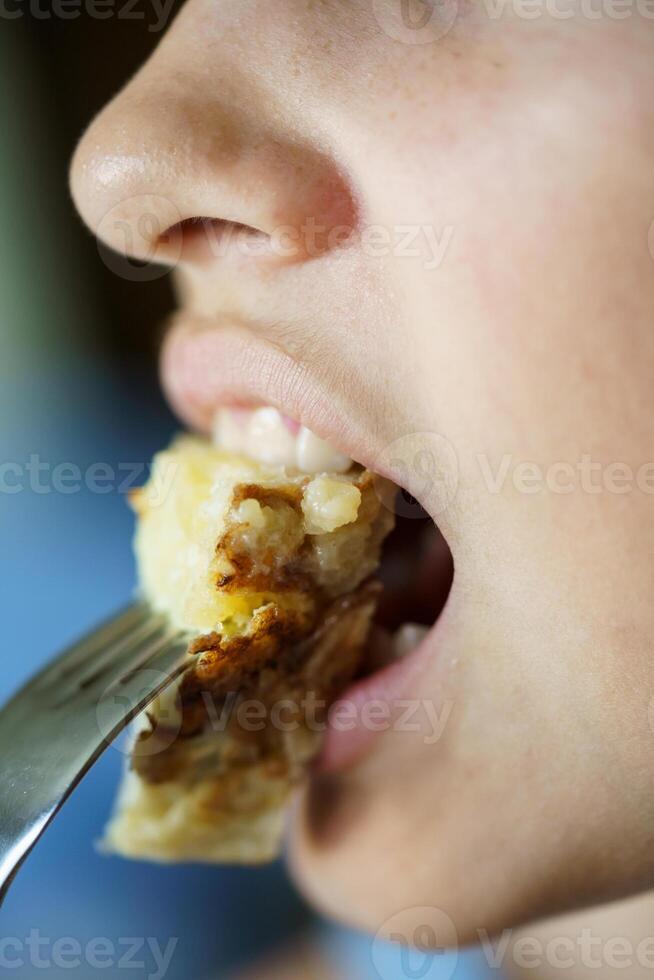 cosecha irreconocible Adolescente niña comiendo Fresco delicioso Español patata tortilla foto