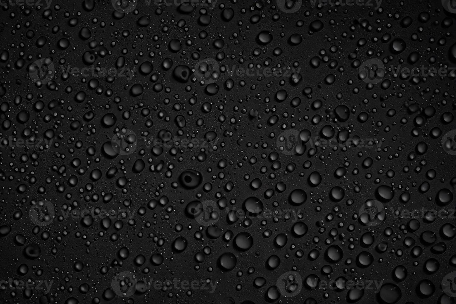 gotas de agua sobre fondo negro foto