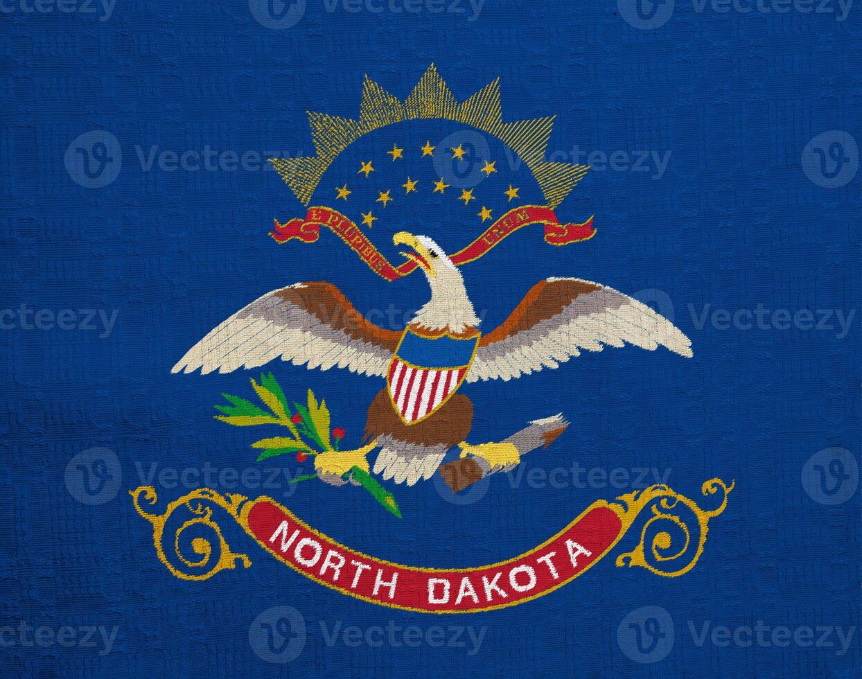 bandera de norte Dakota estado Estados Unidos en un texturizado antecedentes. concepto collage. foto
