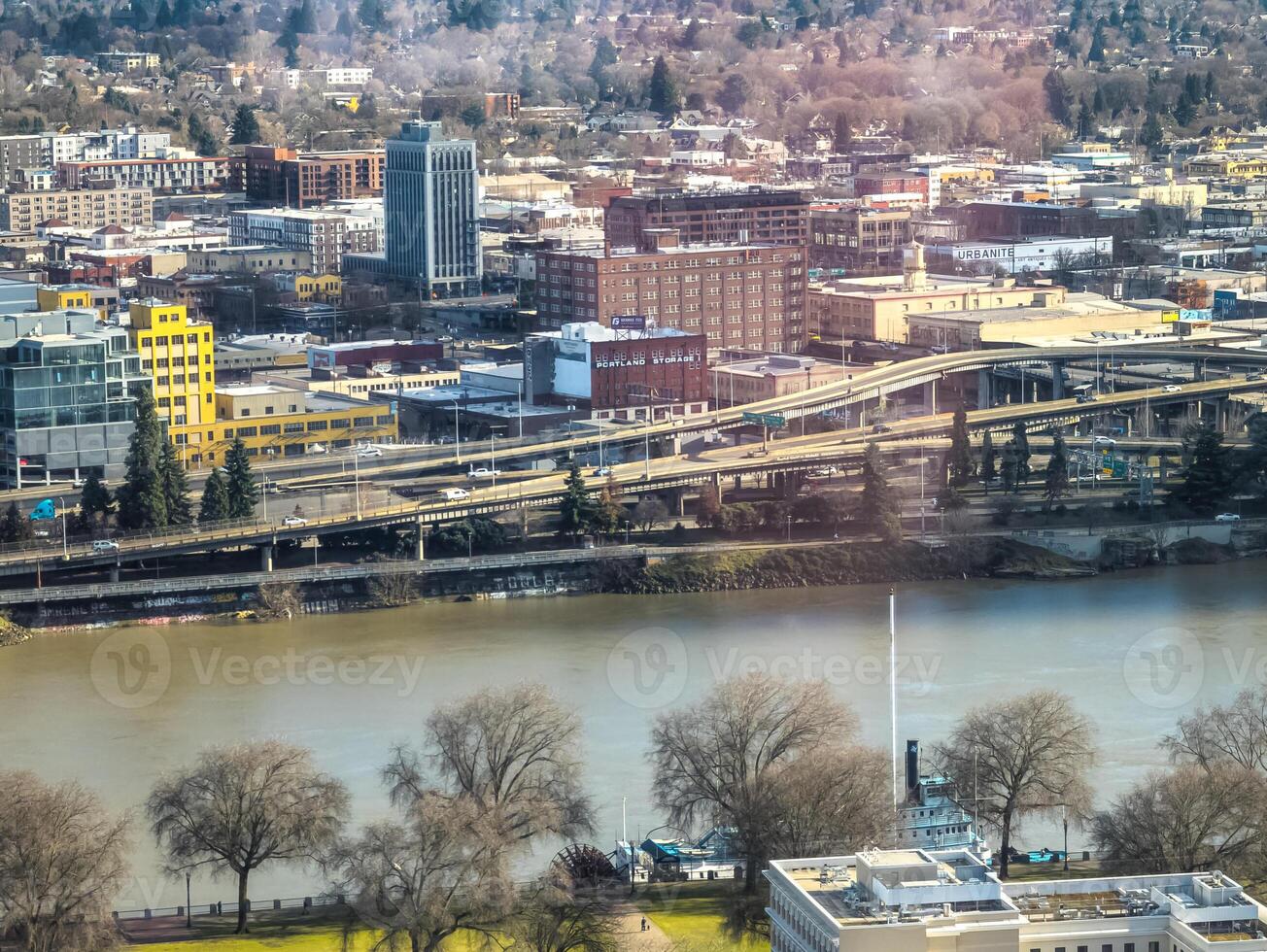 puntos de vista de Portland desde un alto punto en el ciudad. ver desde el ventana de el Portland ciudad parrilla Mariscos restaurante. foto