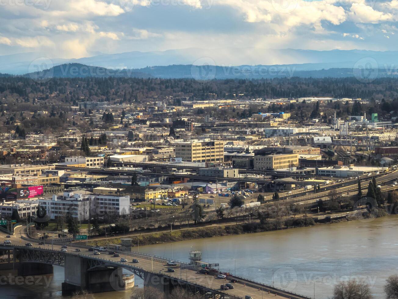 puntos de vista de Portland desde un alto punto en el ciudad. ver desde el ventana de el Portland ciudad parrilla Mariscos restaurante. foto