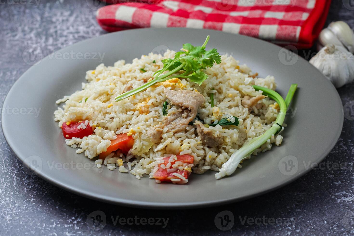frito arroz con pollo y vegetales en un plato en un oscuro antecedentes foto