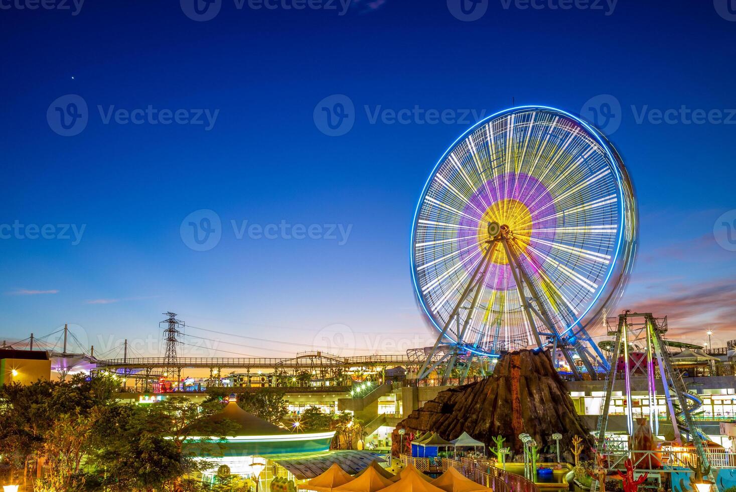 noche ver de taipei para niños diversión parque, comenzó vida como el taipei para niños recreación centro, situado en yuanshan foto