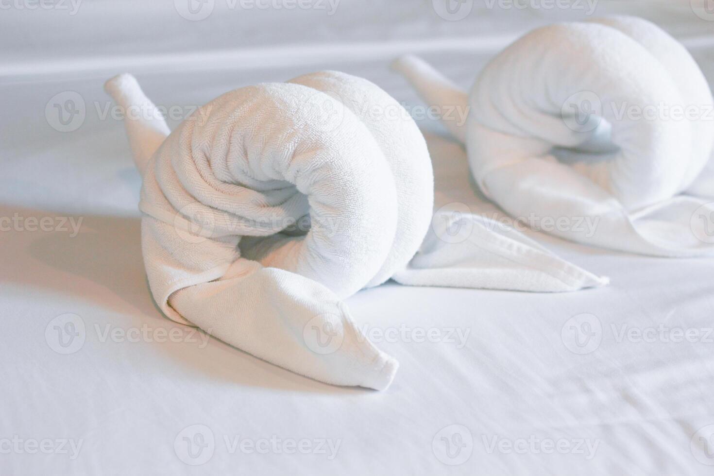 suave atención en blanco toalla decoración en dormitorio interior - Clásico ligero filtrar foto
