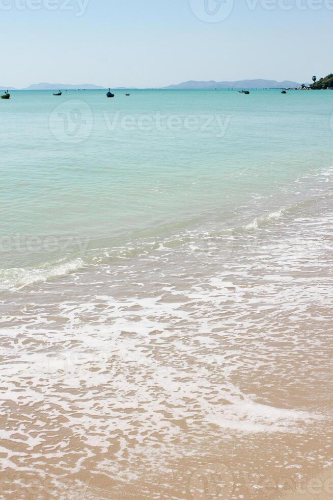 playa y tropical mar en tailandia, hermosa foto digital imagen