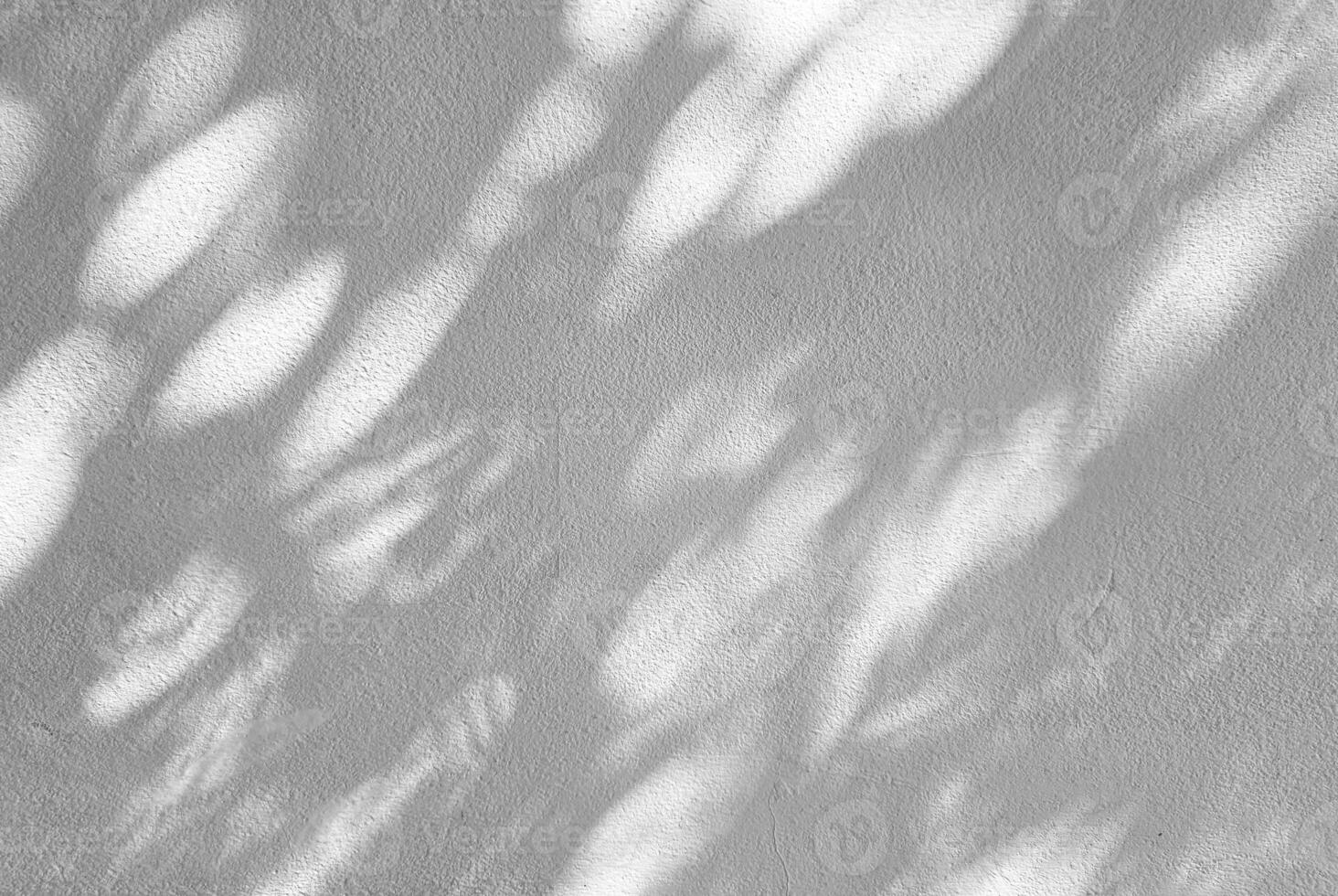 ligero haz, bokeh y sombra en hormigón pared textura fondo, adecuado para haciendo difuminar a multiplicar y cubrir en producto presentación. foto