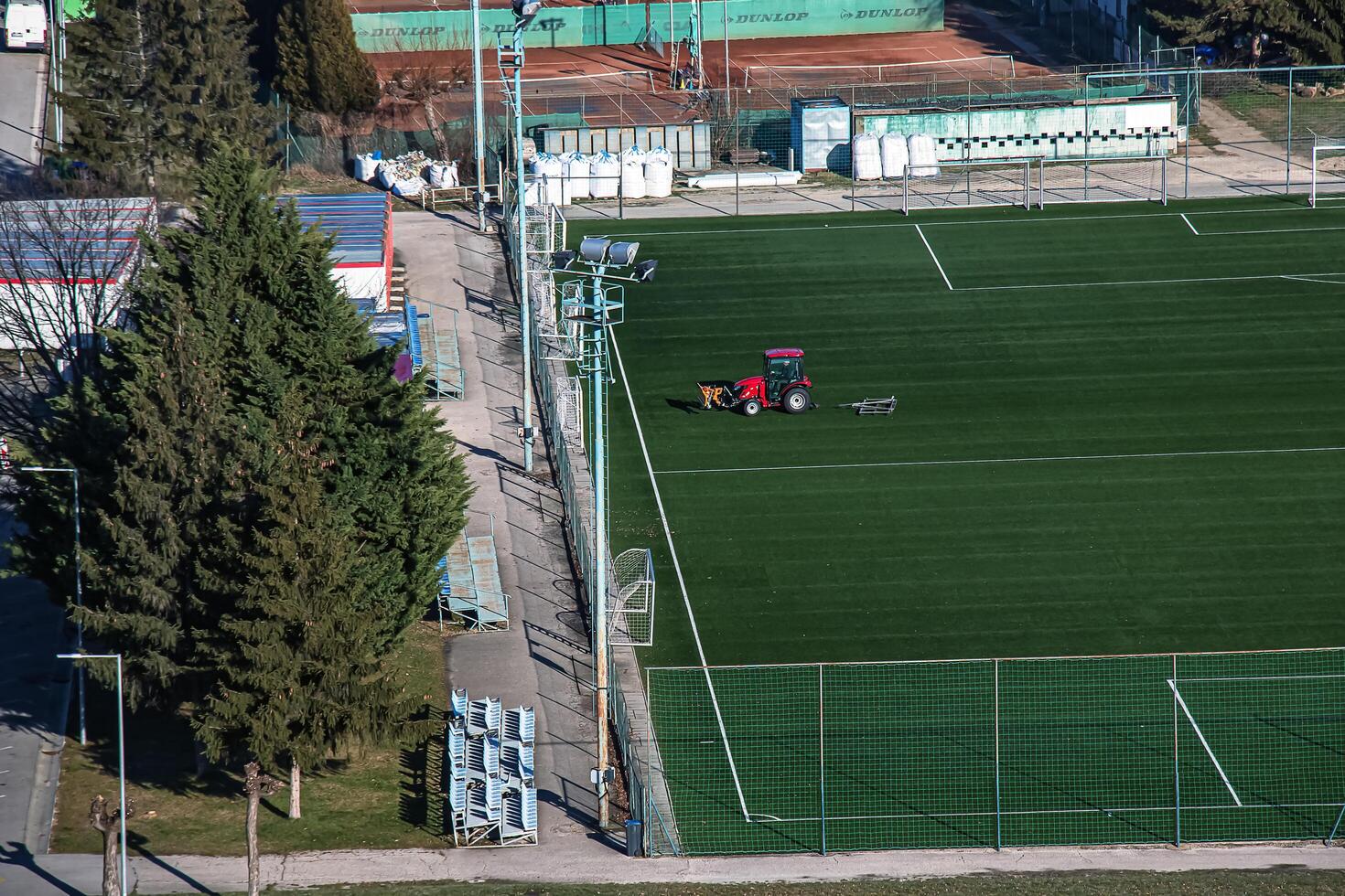 parte superior ver en un tractor se preocupa para el fútbol americano campo foto