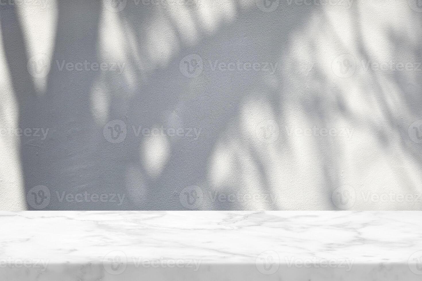 mínimo blanco mármol mesa con árbol sombra en hormigón pared textura fondo, adecuado para producto presentación fondo, mostrar, y burlarse de arriba. foto
