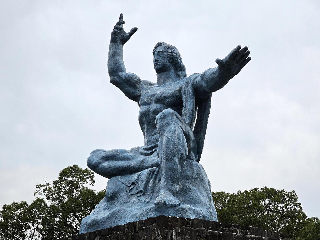 nagasaki, Japón noviembre dieciséis, 2023 paz estatua a Nagasaki hipocentro parque. eso es un famoso punto de referencia de nagasaki foto