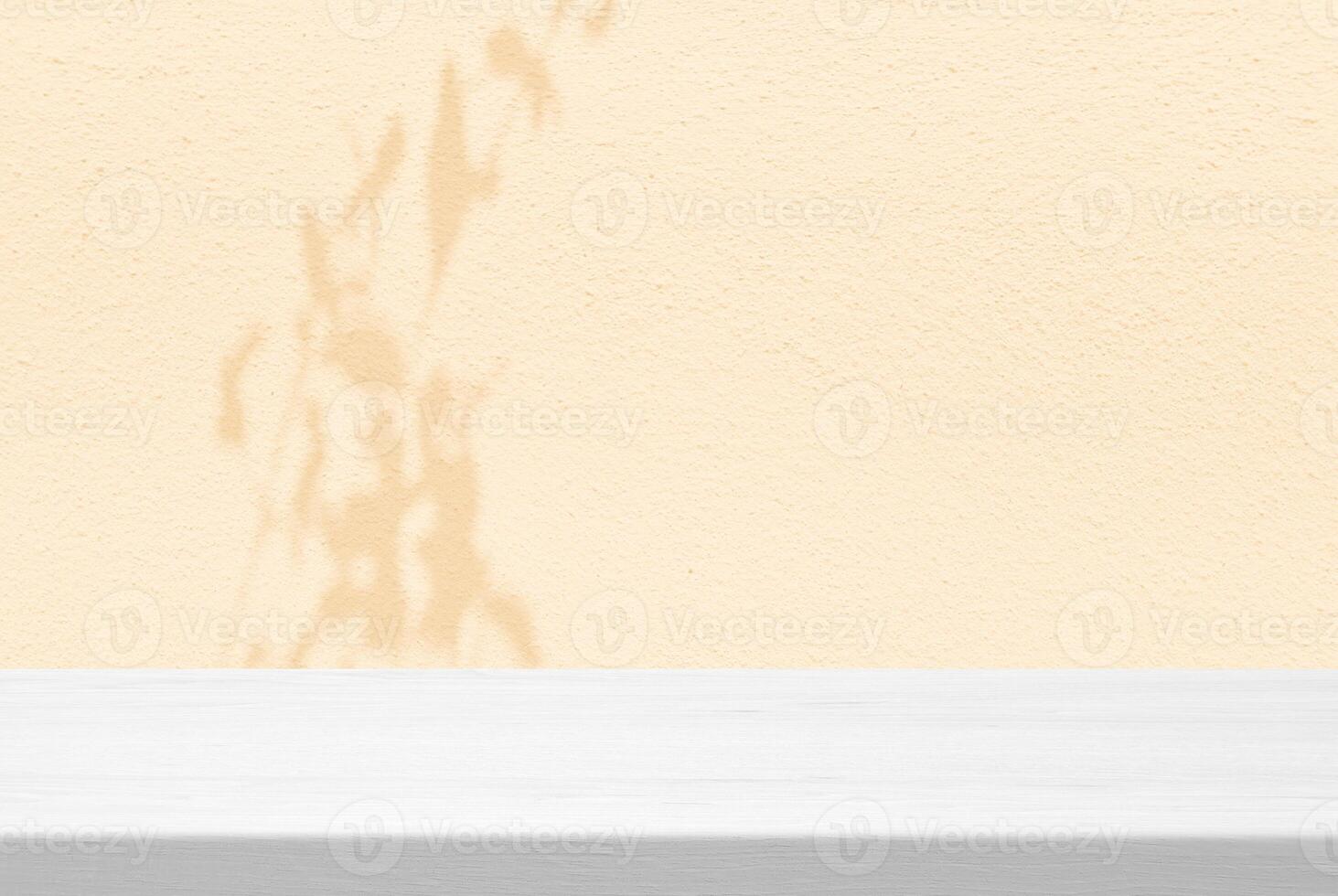 mínimo blanco madera mesa y beige arena pared antecedentes con hojas sombra en el superficie foto