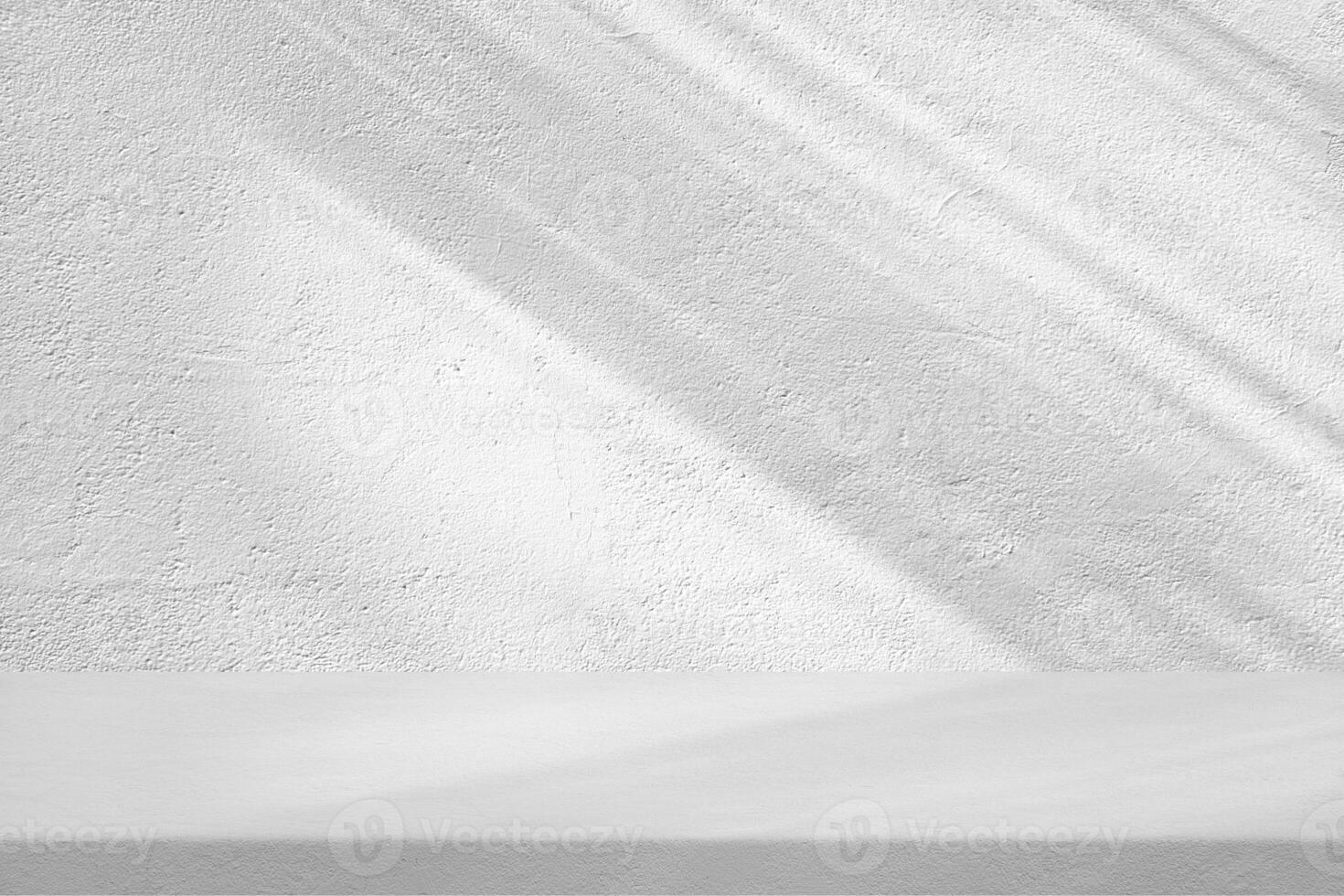 estuco mesa con blanco estuco pared textura antecedentes con ligero haz y sombra, adecuado para producto presentación fondo, mostrar, y burlarse de arriba. foto